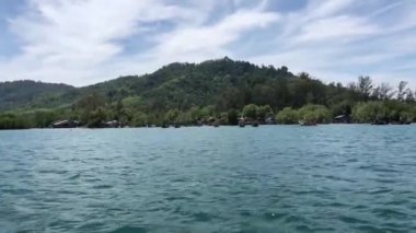 Tayland, Koh Lanta 'daki Saladan İskelesi' ne doğru yol alıyoruz.