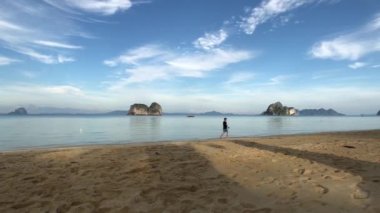 Adam Tayland 'daki Koh Ngai adasında yürüyor.