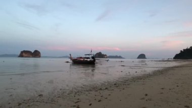 Akşamları Tayland 'da Koh Ngai' de gelgit olur.