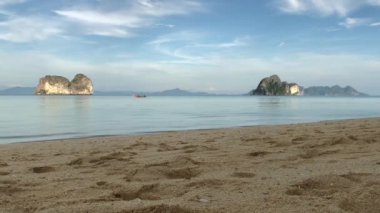 Tayland 'daki Koh Ngai adasında akşam vakti kumsal bomboştur.