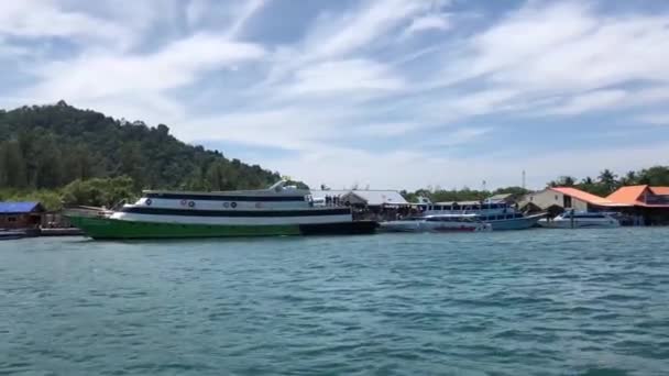 Navegando Hacia Muelle Saladán Koh Lanta Tailandia — Vídeo de stock