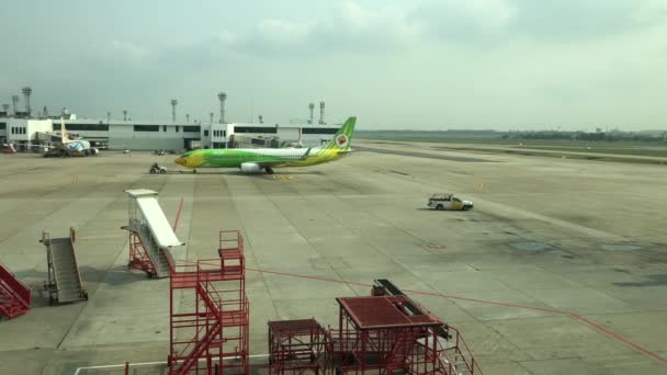 Holowanie Samolotu Nokair Kierunku Pasa Startowego Bangkoku Tajlandia — Wideo stockowe