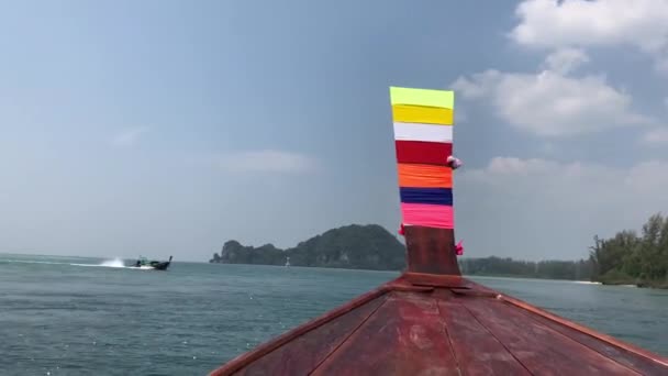 Barco Cola Larga Pasando Por Otro Barco Hacia Isla Koh — Vídeos de Stock