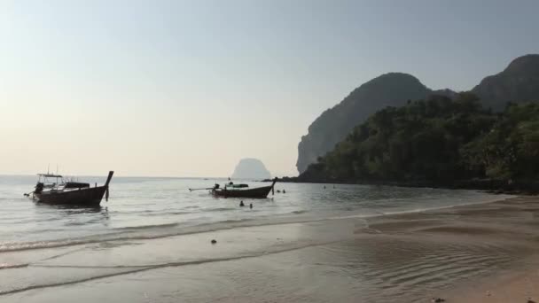 Длинные Лодки Закате Пляже Фаранг Мук Таиланд — стоковое видео