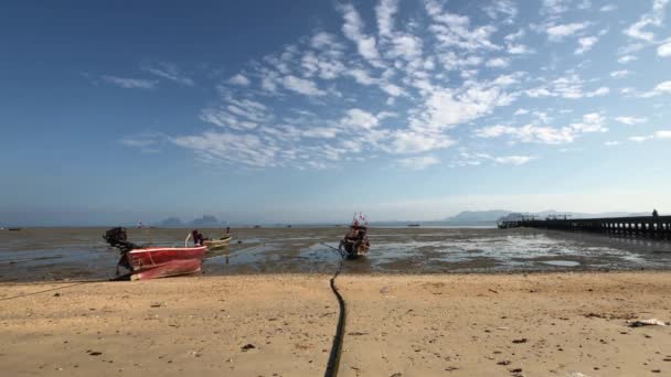 Barcos Pesca Cauda Longa Praia Durante Maré Baixa Koh Mook — Vídeo de Stock
