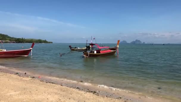 Langstaart Vissersboten Dichtbij Het Strand Koh Mook Thailand — Stockvideo