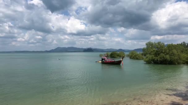 Long Tail Boat Arriving Beach Koh Mook Thailand — Stock Video