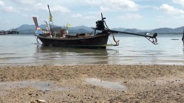 Длиннохвостая Рыбацкая Лодка Острове Мук Таиланде — стоковое видео