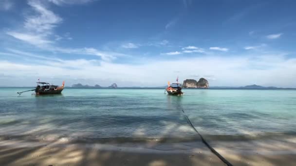 Long Tail Boten Dichtbij Het Strand Van Koh Ngai Thailand — Stockvideo