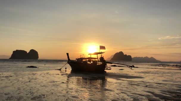 Sonnenaufgang Mit Einem Langschwanzboot Strand Der Insel Koh Ngai Thailand — Stockvideo