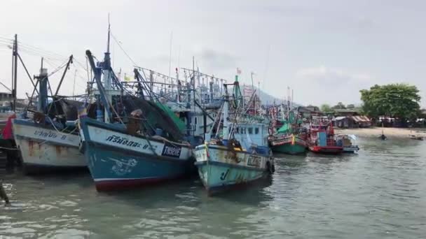 Passeras Fiskebåtar Och Lämnar Hamnen Rayong Thailand — Stockvideo