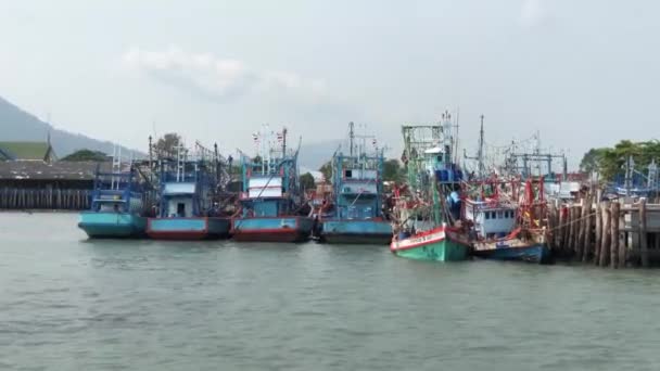 Pasando Por Barcos Pesca Saliendo Del Puerto Rayong Tailandia — Vídeos de Stock