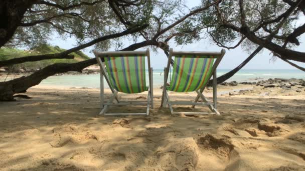 Καρέκλες Παραλίας Στο Θέρετρο Kiu Nok Beach Στο Koh Samet — Αρχείο Βίντεο