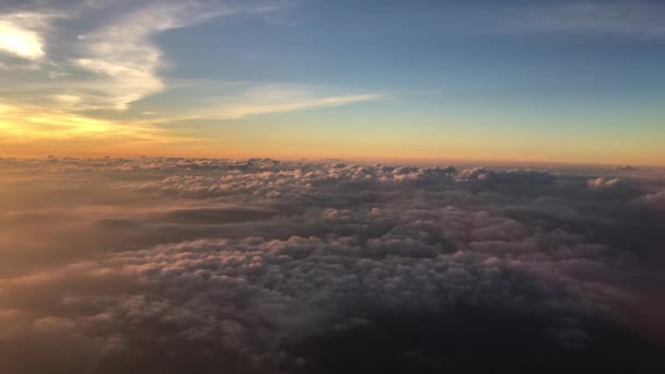 Solnedgång Ovanför Molnen Flyger Bort Från Phuket Thailand — Stockvideo