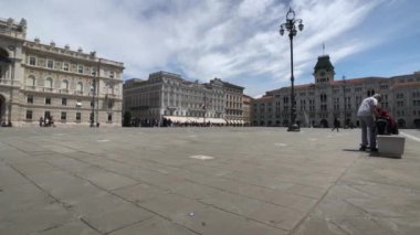İtalya 'nın Trieste şehrindeki Piazza Birim' inden zaman aşımı