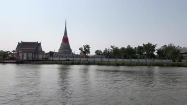 Samut Prakan, Tayland 'daki Phra Samut Chedi Budist tapınağının yanından geçiyoruz.