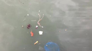 Tayland, Rayong Limanı 'ndaki sularda atık.