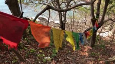 Koh Samet, Tayland 'daki Laem Toei' de Budist dua bayrakları