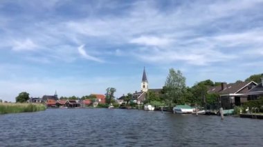 Friesland, Hollanda 'daki Oosthem köyüne doğru yol alıyoruz.