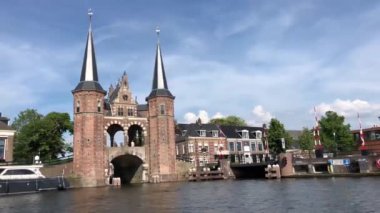 Sneek, Friesland, Hollanda 'daki su kapısından denize açılıyoruz.