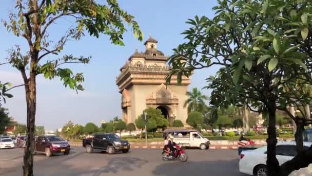 Tráfico Alrededor Del Monumento Patuxay Vientiane Laos — Vídeos de Stock