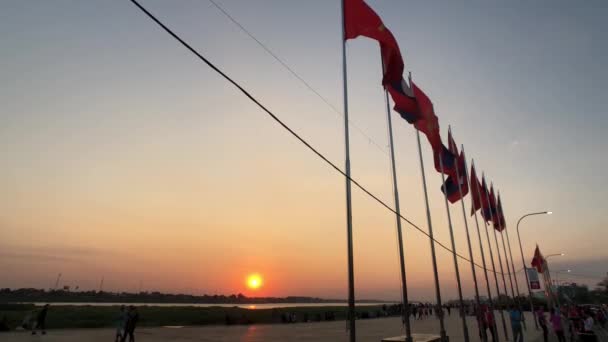 Ηλιοβασίλεμα Και Σημαίες Στον Ποταμό Μεκόνγκ Στη Βιεντιάν Του Λάος — Αρχείο Βίντεο