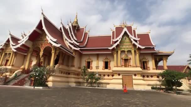 Mönch Verlässt Einen Buddhistischen Tempel Neben Dem Pha Luang Vientiane — Stockvideo