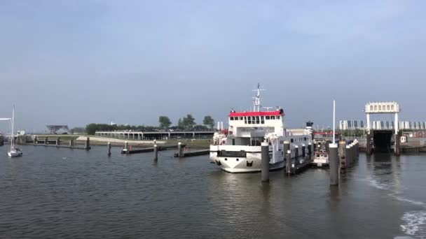 Verlassen Des Hafens Von Lauwersoog Den Niederlanden — Stockvideo