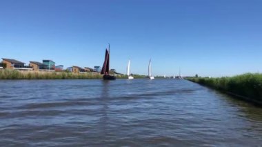 Friesland, Hollanda 'da Heeg yakınlarında bir kanalda yelken açmak.