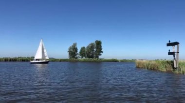 Hollanda, Friesland 'da bir kanalda yelken açtı.