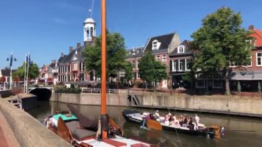 Dokkum, Friesland, Hollanda 'daki bir kanalda turizm teknesi.