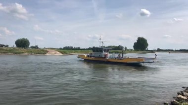 Hollanda, Gelderland 'de Dieren çevresindeki IJssel' den geçen feribot.