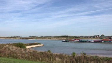 Hollanda 'daki Millingen aan de Rijn çevresindeki Ren Nehri' nde kargo gemisi.