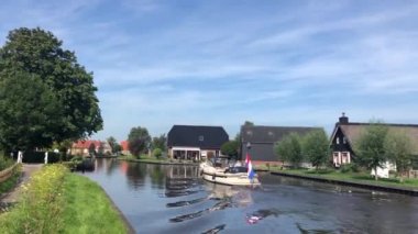 Hollanda, Overijssel Kalenberg köyünden tekne geçiyor.