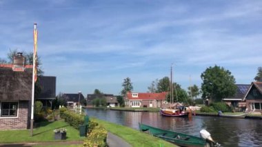 Yelkenli Kalenberg Köyü 'nden geçiyor. Overijssel, Hollanda