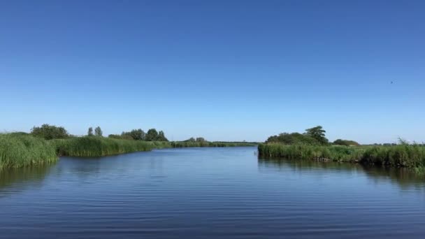 在荷兰弗里斯兰的一条运河上航行 — 图库视频影像