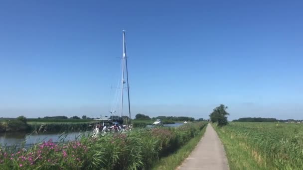 Ιστιοφόρο Που Περνά Από Ένα Κανάλι Προς Ντόκουμ Friesland Ολλανδία — Αρχείο Βίντεο