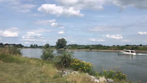 Bateau sur l'IJssel autour de Dieren en Gueldre, Pays-Bas
