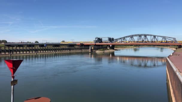 オランダ ツッフェンのIjssel川を渡る橋の上の列車 — ストック動画