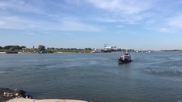 Ferry Entre Millingen Aan Rijn Pannerden Los Países Bajos — Vídeos de Stock