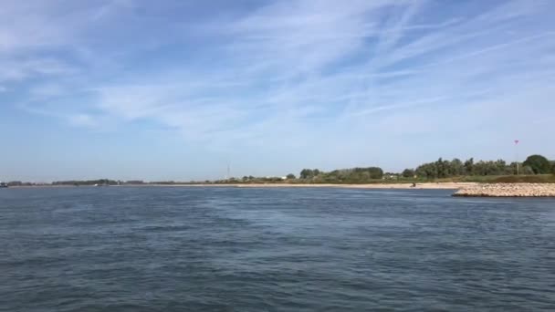 Widok Promu Między Millingen Aan Rijn Pannerden Holandii — Wideo stockowe