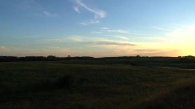 Toronto 'dan Vancouver, Kanada' ya bir tren turu sırasında gün batımı manzarası