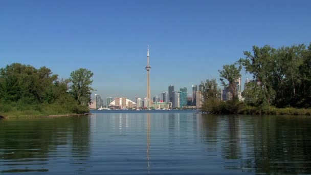 Αεροπλάνο Προσγειώνεται Μπροστά Από Skyline Toronto Ontario Καναδάς — Αρχείο Βίντεο