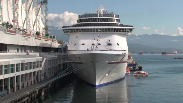 加拿大不列颠哥伦比亚省温哥华港的游轮 — 图库视频影像