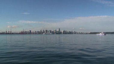 Skyline Vancouver feribotu geçiyor.