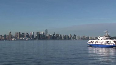 Kanada feribotu Vancouver şehir merkezine gidiyor.