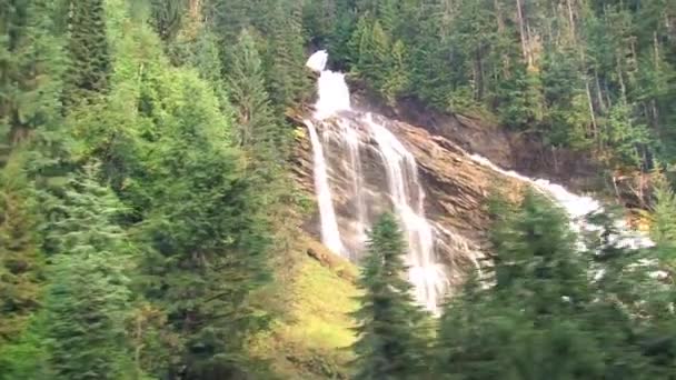 Passando Por Uma Cachoeira Durante Passeio Trem Toronto Para Vancouver — Vídeo de Stock