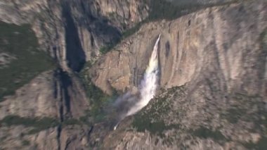 Gökkuşağıyla şelaleden zoom yap