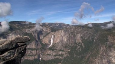 Şelale manzaralı Yosemite Ulusal Parkı