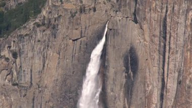 Şelale büyük bir duvardan uzaklaşıyor.